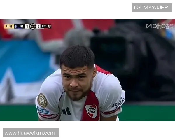 足球明星因比赛失利被球迷辱骂情绪崩溃泪洒赛场引发广泛关注